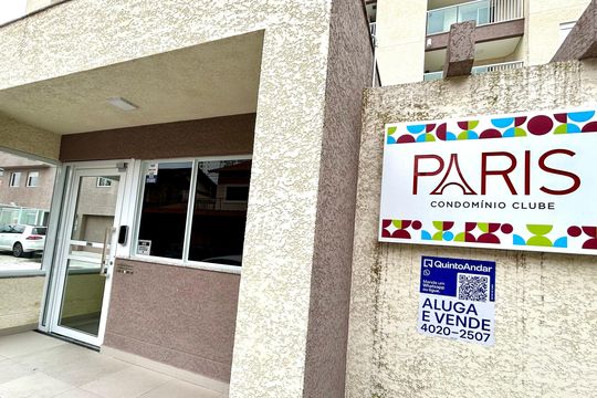 Placa instalada na fachada do imóvel de apartamento para alugar com 2 quartos, 45m² em Vila Galvão, Guarulhos