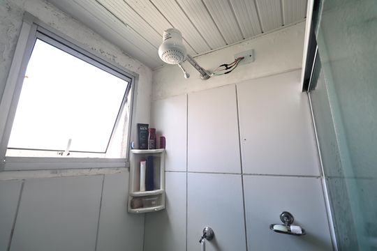 Banheiro de apartamento à venda com 2 quartos, 49m² em Jardim Alzira Franco, Santo André