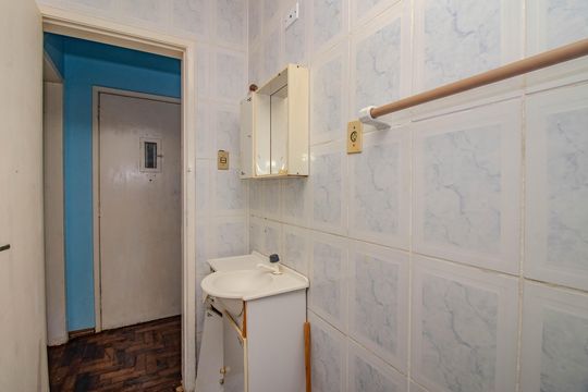 Banheiro de apartamento à venda com 1 quarto, 37m² em Floresta, Porto Alegre