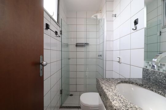 Banheiro do Quarto 2 de apartamento para alugar com 2 quartos, 60m² em Santa Mônica, Uberlândia