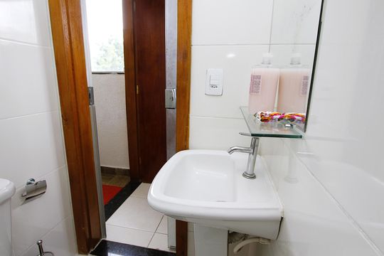 Banheiro de kitnet/studio para alugar com 1 quarto, 30m² em João Pinheiro, Belo Horizonte