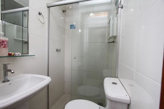 Banheiro de kitnet/studio para alugar com 1 quarto, 30m² em João Pinheiro, Belo Horizonte