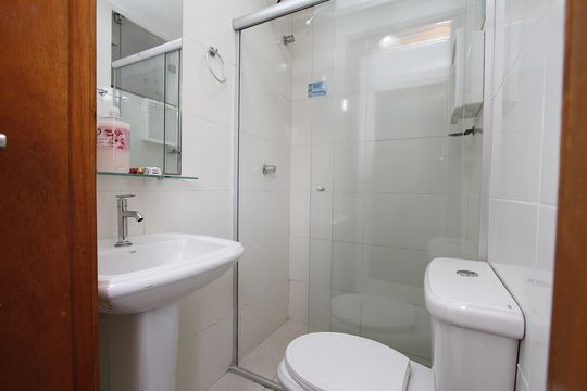 Banheiro de kitnet/studio para alugar com 1 quarto, 30m² em João Pinheiro, Belo Horizonte