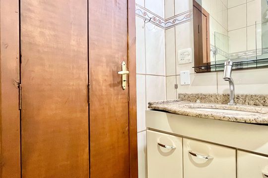Banheiro da suíte  de apartamento para alugar com 2 quartos, 70m² em Lourdes, Belo Horizonte