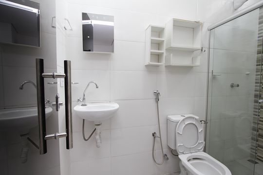 Banheiro da Suíte de casa de condomínio para alugar com 1 quarto, 35m² em Alto Caiçaras, Belo Horizonte