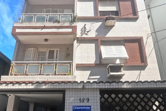 Fachada | Adesivo/Placa Quintoandar instalado  de apartamento para alugar com 1 quarto, 60m² em Gonzaga, Santos
