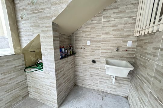 Área de Serviço de casa para alugar com 2 quartos, 196m² em Jardim Sulacap, Rio de Janeiro