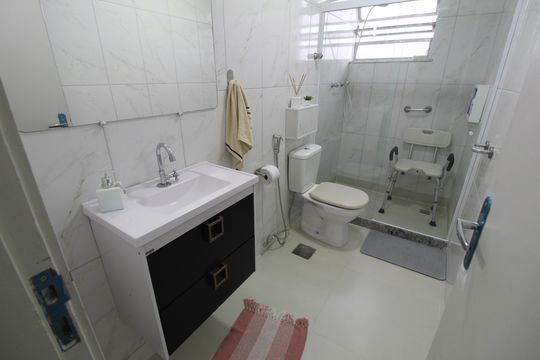 Banheiro de apartamento à venda com 2 quartos, 59m² em Tanque, Rio de Janeiro