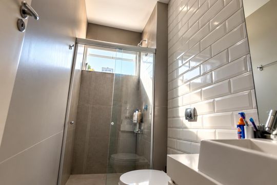 Banheiro de apartamento para alugar com 1 quarto, 37m² em Petrópolis, Porto Alegre