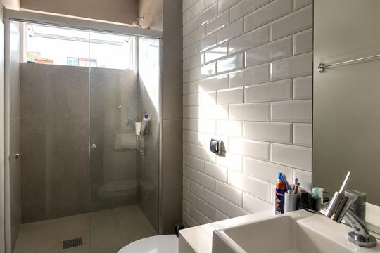 Banheiro de apartamento para alugar com 1 quarto, 37m² em Petrópolis, Porto Alegre