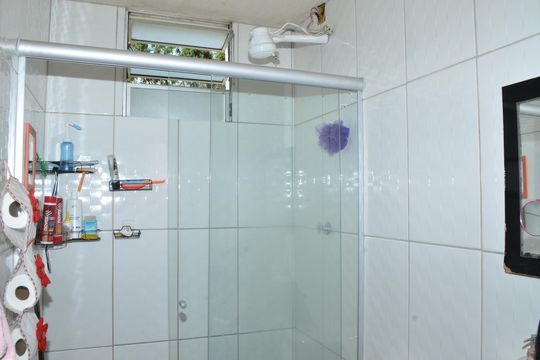 Banheiro de apartamento para alugar com 2 quartos, 45m² em Jardim Vitoria, Belo Horizonte