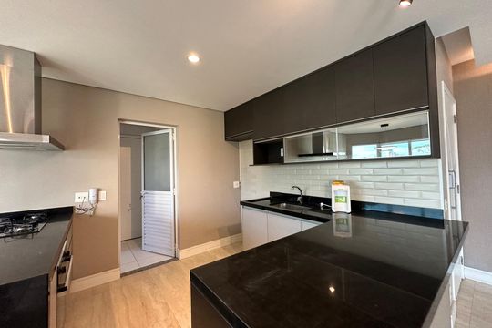 Cozinha de apartamento para alugar com 3 quartos, 124m² em Alphaville Empresarial, Barueri