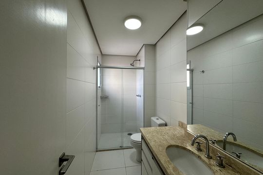 Banheiro da Suíte 3 de apartamento para alugar com 3 quartos, 124m² em Alphaville Empresarial, Barueri
