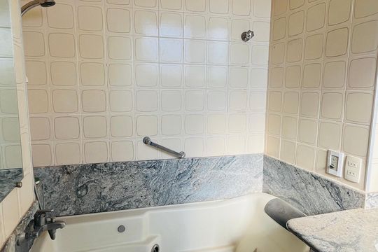 Banheiro da suíte de apartamento à venda com 3 quartos, 90m² em Bosque, Campinas