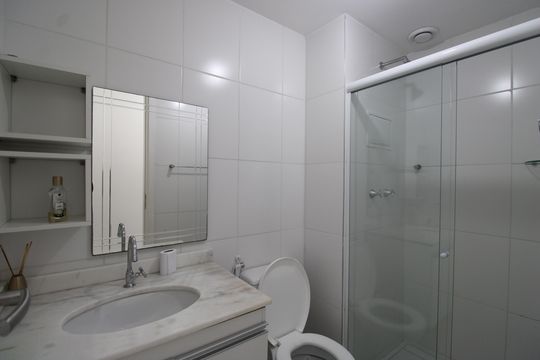 Banheiro social de apartamento para alugar com 2 quartos, 54m² em Anil, Rio de Janeiro