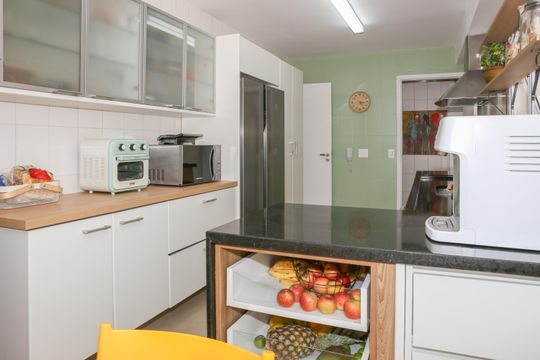 Cozinha de apartamento à venda com 3 quartos, 140m² em Alto da Lapa, São Paulo