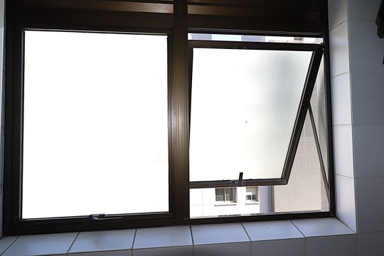 Janela da Área de Serviço de apartamento para alugar com 2 quartos, 94m² em Petrópolis, Porto Alegre