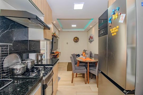 Cozinha  de apartamento à venda com 2 quartos, 45m² em Santa Fé, Porto Alegre