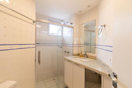 Banheiro Social de apartamento à venda com 2 quartos, 91m² em Água Verde, Curitiba