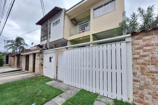 Fachada de casa à venda com 3 quartos, 120m² em Piratininga, Niterói