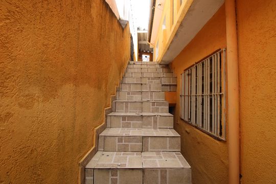 Escada de casa para alugar com 2 quartos, 87m² em Itaquera, São Paulo