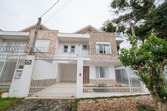 Fachada de casa à venda com 3 quartos, 199m² em Água Verde, Curitiba
