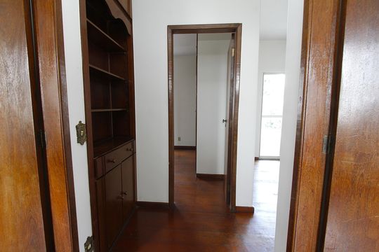 Corredor de apartamento para alugar com 3 quartos, 212m² em Carlos Prates, Belo Horizonte
