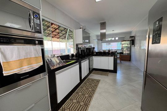 Cozinha de casa de condomínio à venda com 4 quartos, 358m² em Taquara, Rio de Janeiro
