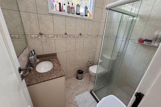Banheiro de casa de condomínio à venda com 4 quartos, 358m² em Taquara, Rio de Janeiro