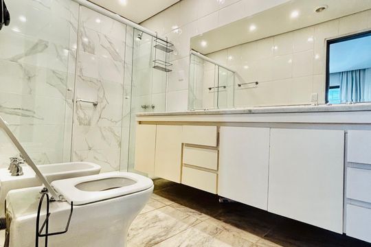 Banheiro da Suíte de apartamento para alugar com 1 quarto, 55m² em Alphaville Industrial, Barueri