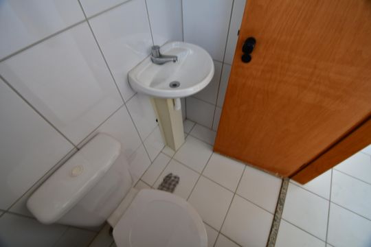 Banheiro de serviço de apartamento para alugar com 3 quartos, 85m² em Vila Brandina, Campinas