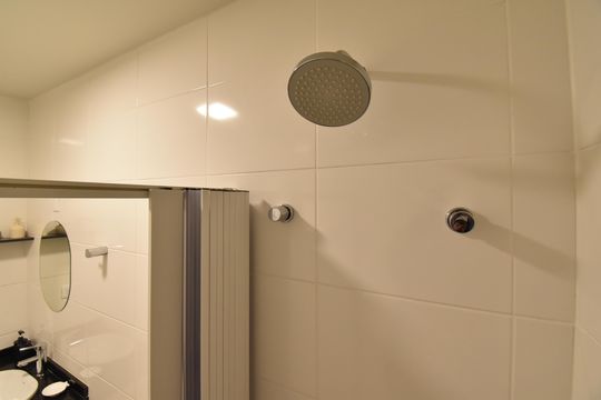 Banheiro de kitnet/studio para alugar com 1 quarto, 28m² em Centro, Curitiba