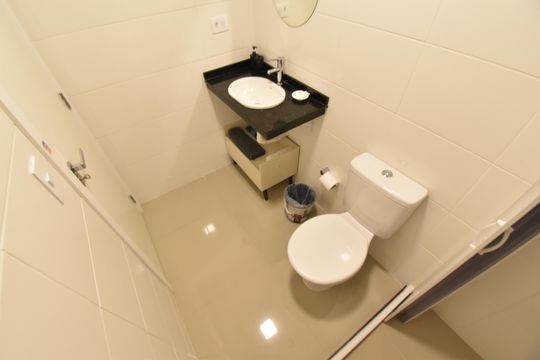 Banheiro de kitnet/studio para alugar com 1 quarto, 28m² em Centro, Curitiba