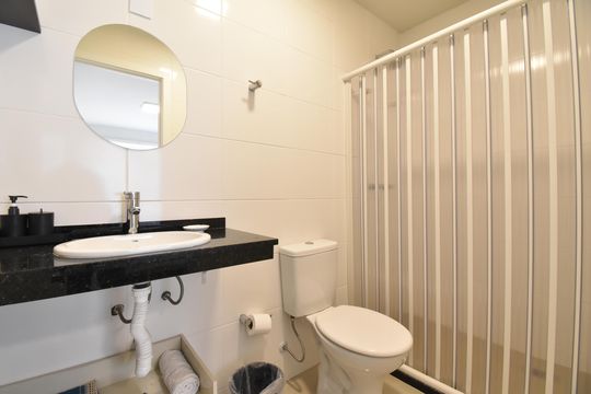 Banheiro de kitnet/studio para alugar com 1 quarto, 28m² em Centro, Curitiba