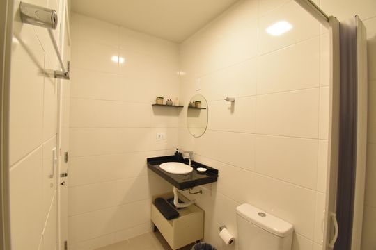 Banheiro de kitnet/studio para alugar com 1 quarto, 28m² em Centro, Curitiba