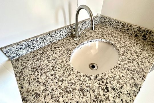 Banheiro de apartamento à venda com 2 quartos, 45m² em Vila Galvão, Guarulhos
