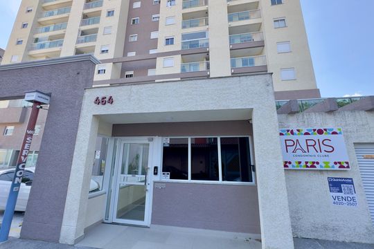 Placa instalada na fachada do imóvel  de apartamento à venda com 2 quartos, 55m² em Vila Galvão, Guarulhos