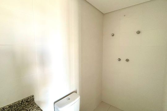 Banheiro de apartamento à venda com 2 quartos, 45m² em Vila Galvão, Guarulhos
