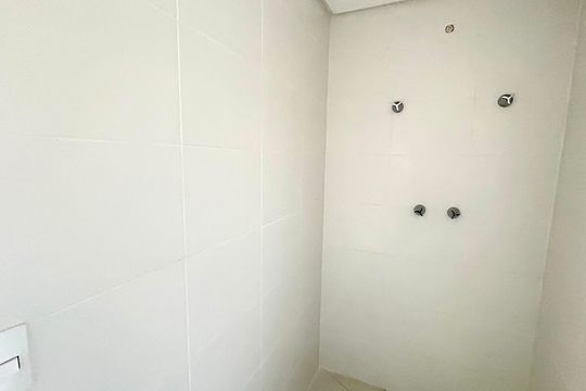Banheiro de apartamento à venda com 2 quartos, 45m² em Vila Galvão, Guarulhos