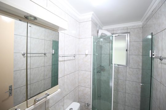 Banheiro de apartamento para alugar com 1 quarto, 45m² em Jardim Itu, Porto Alegre