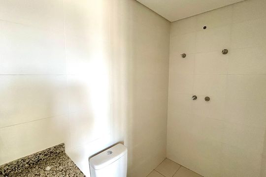Banheiro de apartamento à venda com 2 quartos, 45m² em Vila Galvão, Guarulhos