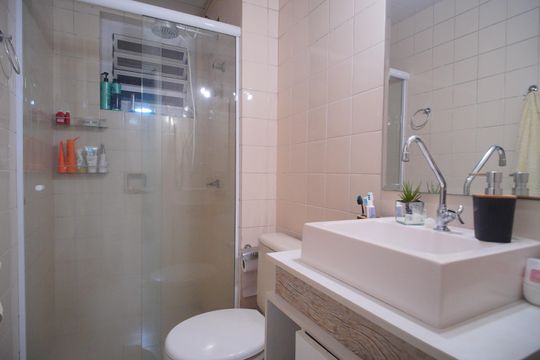 Banheiro de apartamento à venda com 2 quartos, 51m² em Centro, Canoas
