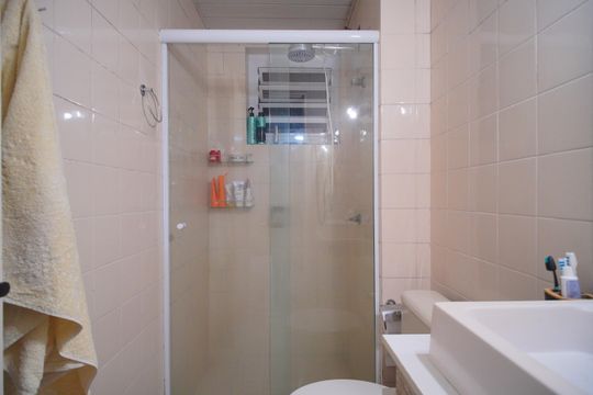 Banheiro de apartamento à venda com 2 quartos, 51m² em Centro, Canoas