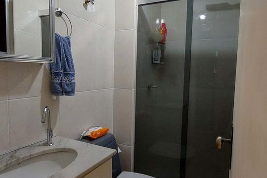 Banheiro social de kitnet/studio para alugar com 1 quarto, 37m² em Praia de Belas, Porto Alegre