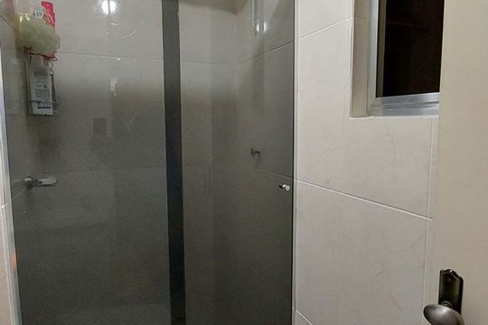Banheiro social de kitnet/studio para alugar com 1 quarto, 37m² em Praia de Belas, Porto Alegre