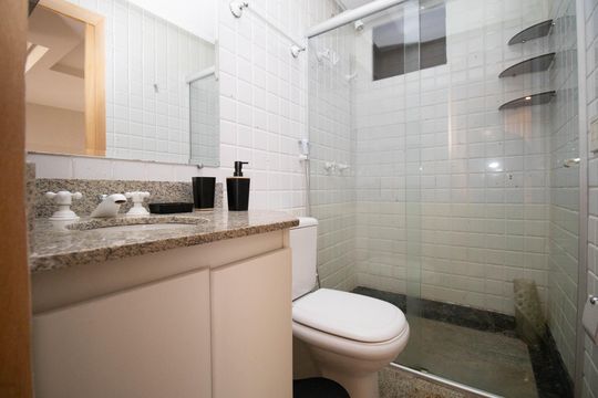 Banheiro de kitnet/studio para alugar com 1 quarto, 40m² em Trecho 1, Brasília