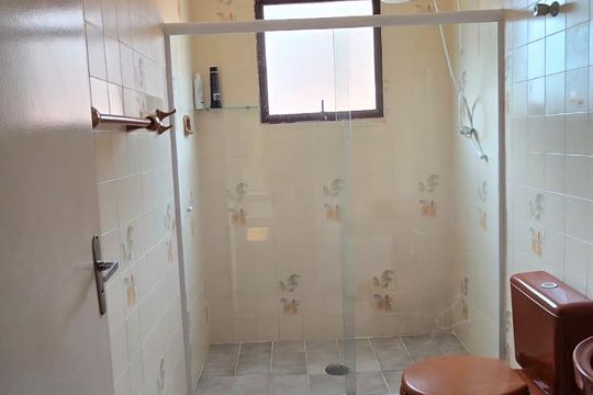 Banheiro 1 de apartamento para alugar com 2 quartos, 85m² em Vila Caiçara, Praia Grande