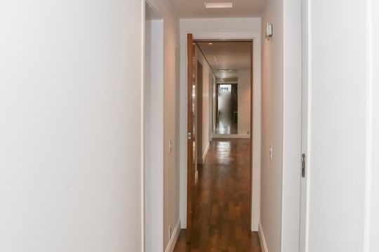 Corredor de apartamento para alugar com 3 quartos, 170m² em Barra Funda, São Paulo