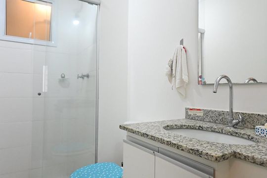 Banheiro de apartamento à venda com 3 quartos, 70m² em Vila Suzana, São Paulo