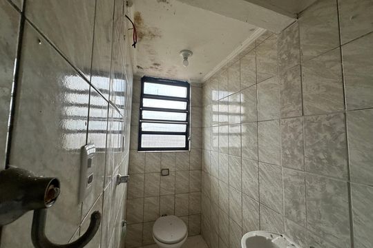 Banheiro de kitnet/studio para alugar com 1 quarto, 26m² em Jardim Silveira, Barueri